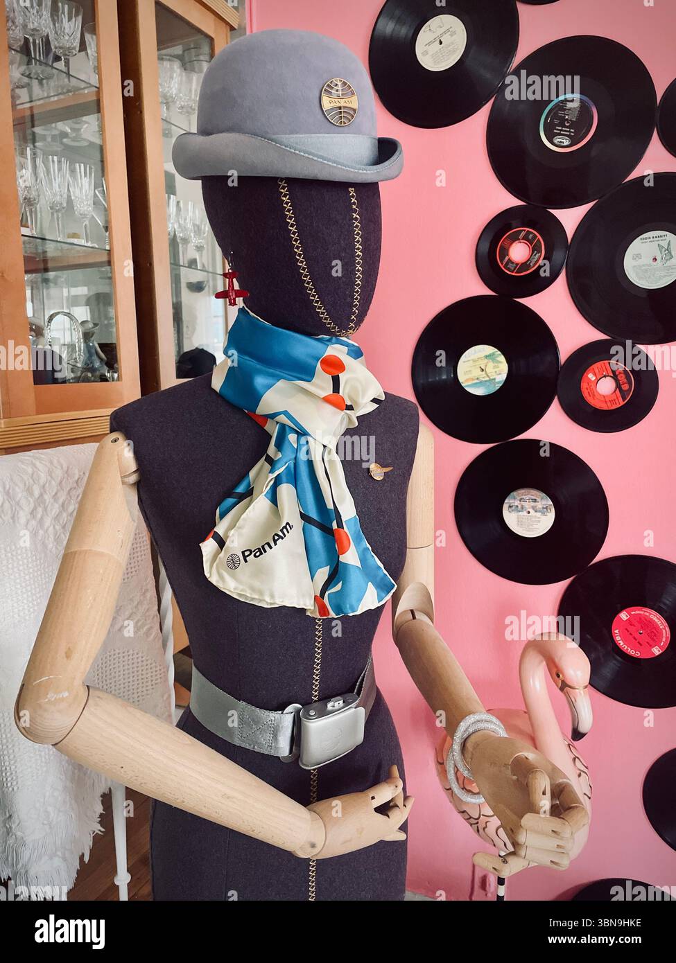 Festliche Mannequin mit Erinnerungsstücken von Pan American World Airways, USA - Smartphone-aufgenommenes Stockfoto