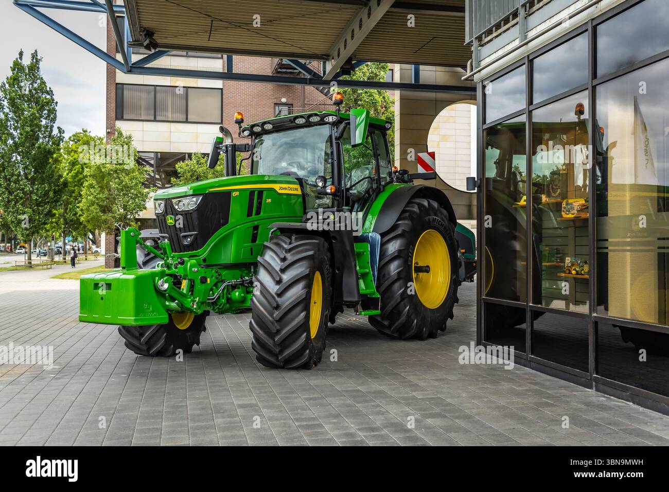 Mannheim, Deutschland. 23. Juni 2025: Traktor von John Deere in Mannheim. Amerikanisches Unternehmen, das Landmaschinen herstellt, schwere Maschinen Stockfoto