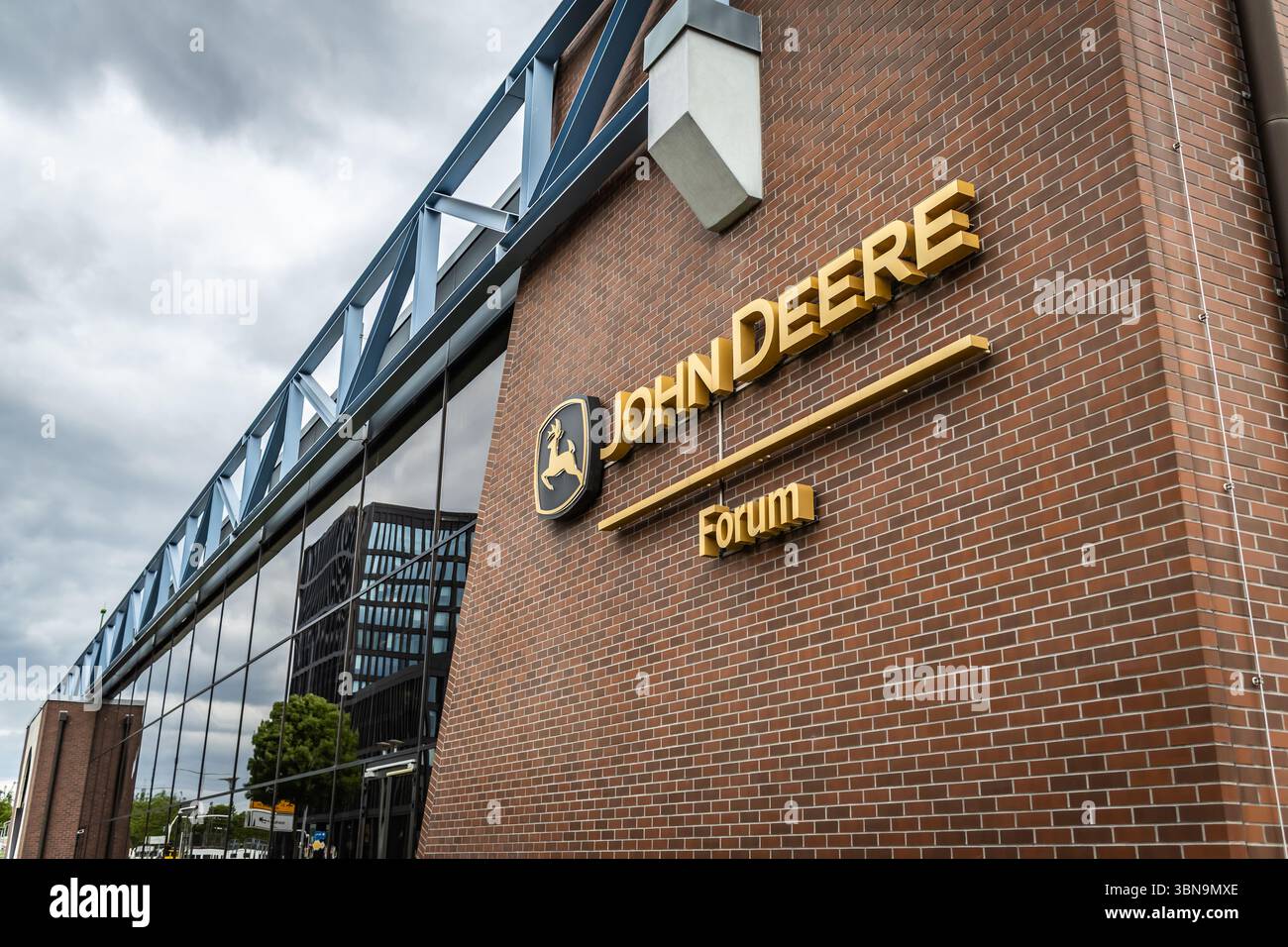 Mannheim, Deutschland. 23. Juni 2025: John Deere Logo in Mannheim. Amerikanisches Unternehmen, das Landmaschinen herstellt, schwere Maschinen, für Stockfoto