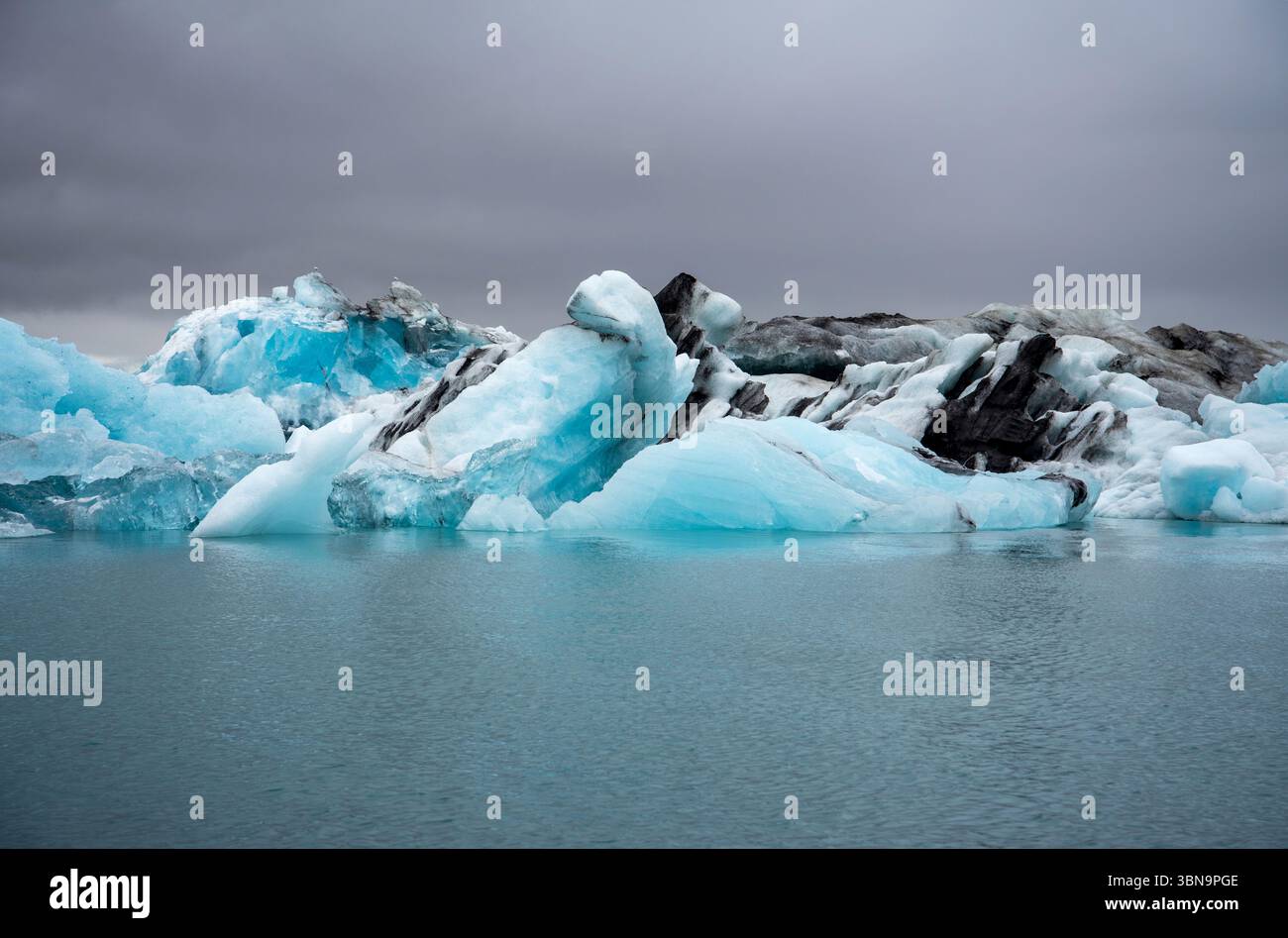 Eisberge in der Gletscherlagune Kokulsarlon in Island. Stockfoto