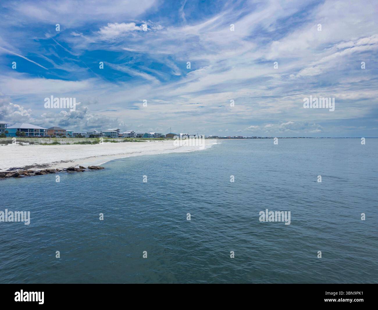 Mexico Beach am Canal Parkway mit Blick nach Osten in Richtung Golf von Mexiko, unberührter weißer Sand und ruhige Brandung. Stockfoto