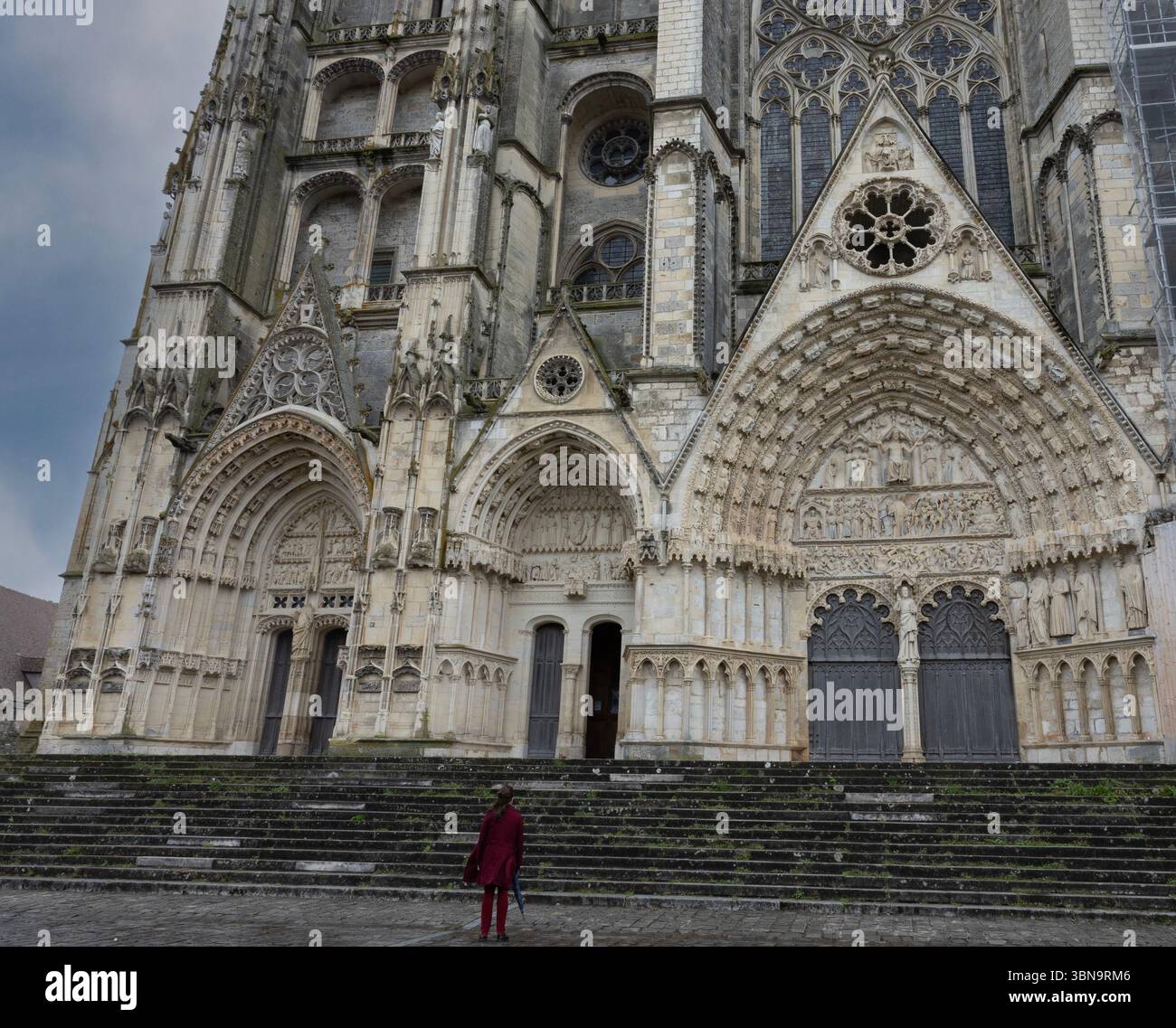 Drei der fünf Portale an der 55 m breiten westlichen Hauptfassade der Kathedrale St. Etienne aus dem 12. Und 13. Jahrhundert in Bourges, Frankreich. Stockfoto