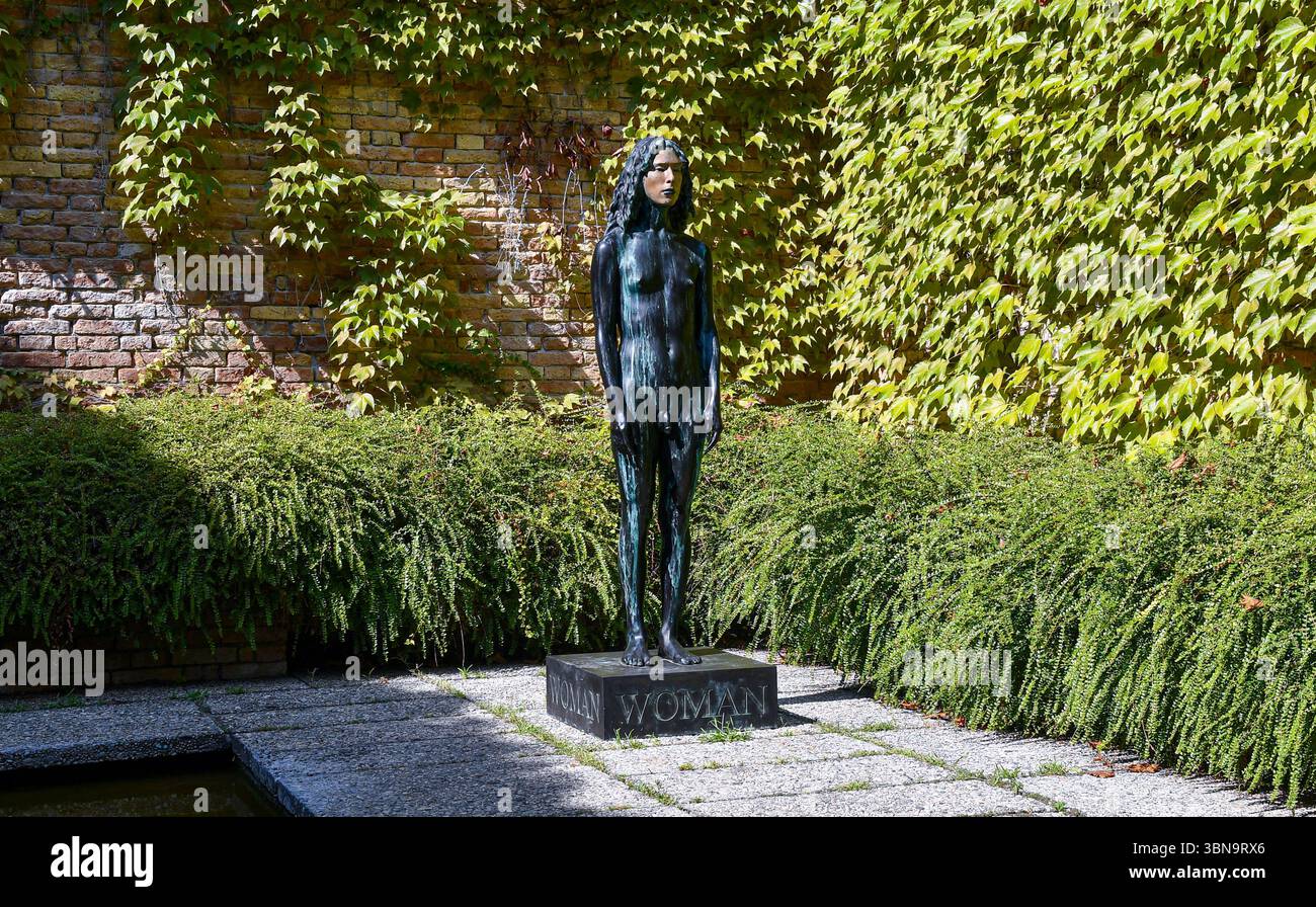 „Eine Skulptur für Transfrauen...“ Von Welpen Welpen (Jade Guanaro Kuriki-Olivo) auf der 60. Art Biennale, Venedig, Veneto, Italien Stockfoto