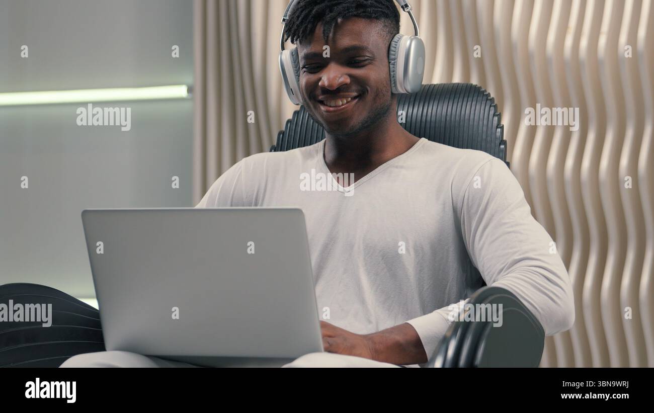 Futurismus afroamerikanischer Mann männlicher Programmierer Entwickler lächelnder Cyber Data Guy in weißen futuristischen Raum drinnen Cyberspace moderne Technologie tragen Stockfoto