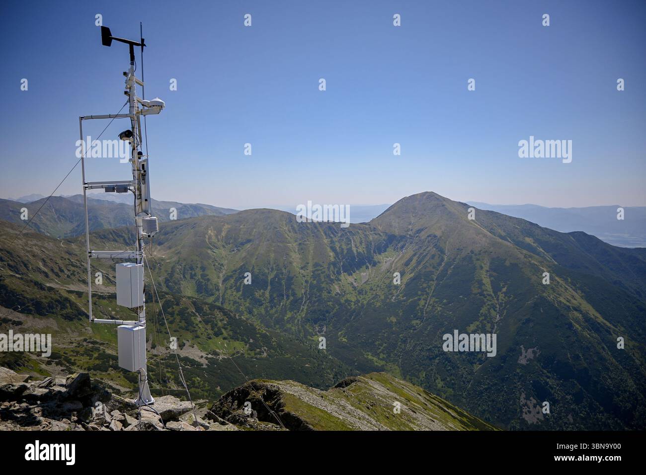 Automatisierte Wetterstation, die meteorologische Daten in einem abgelegenen Berggebiet sammelt und so zur Klimaforschung und Wettervorhersage beiträgt. Stockfoto
