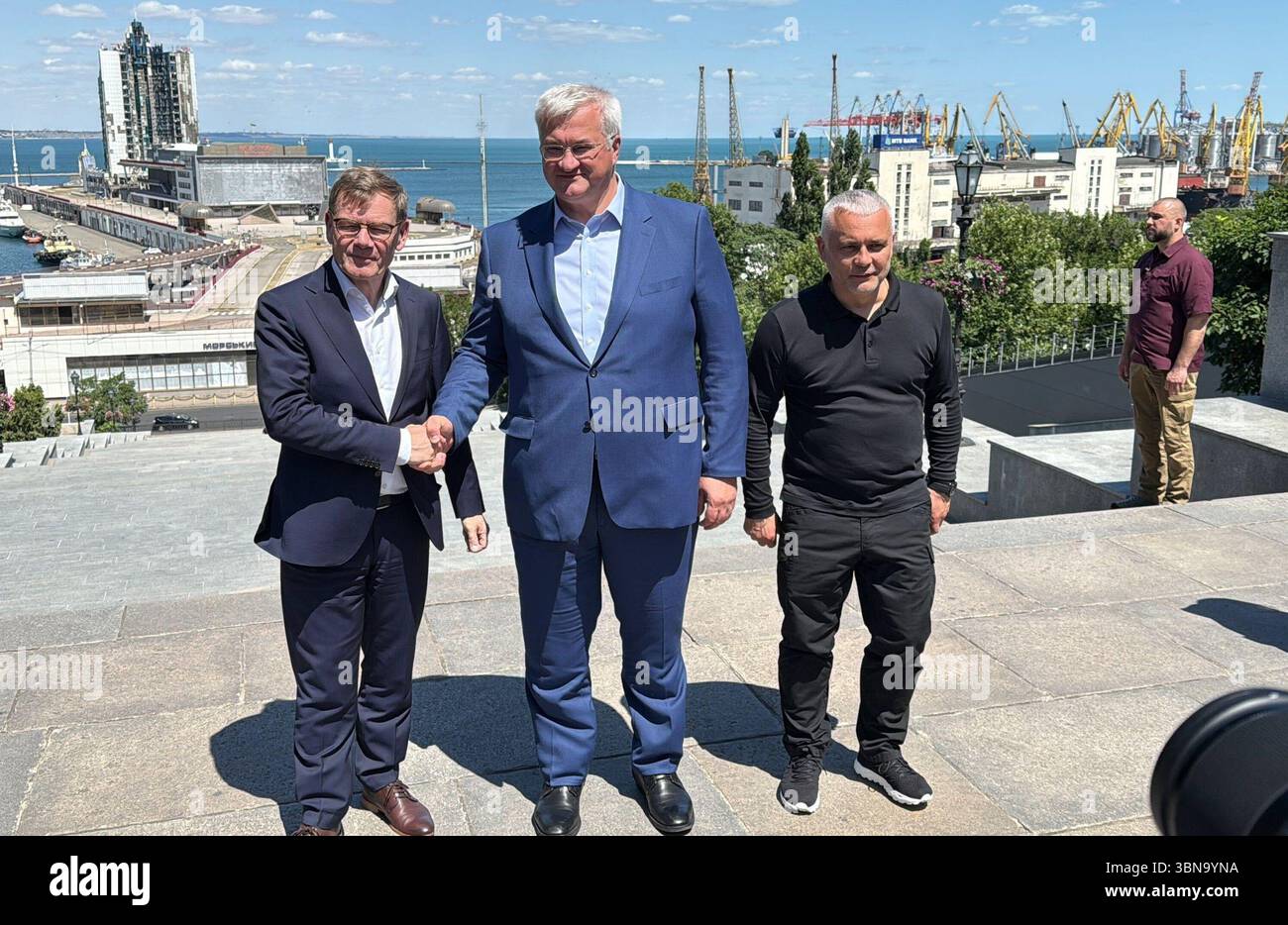 Odessa, Ukraine. Juli 2025. Außenminister Johann Wadephul (CDU, l), sein ukrainischer Amtskollege Andrij Sybiha (M), Außenminister der Ukraine, und Oleh Kiper, Leiter der Militärverwaltung der Oblast Odessa, stehen für ein Foto zusammen. Quelle: Jörg blank/dpa/Alamy Live News Stockfoto