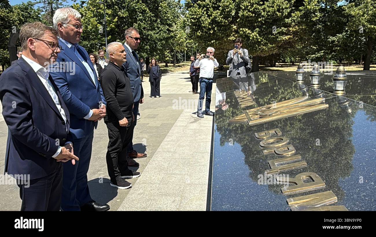 Odessa, Ukraine. Juli 2025. Außenminister Johann Wadephul (CDU, links), sein ukrainischer Amtskollege Andrij Sybiha (2. V. l.), Außenminister der Ukraine, und Oleh Kiper (3. V. l.), Leiter der Militärverwaltung der Oblast Odessa, zum Gedenken an die Kriegsopfer. Quelle: Jörg blank/dpa/Alamy Live News Stockfoto