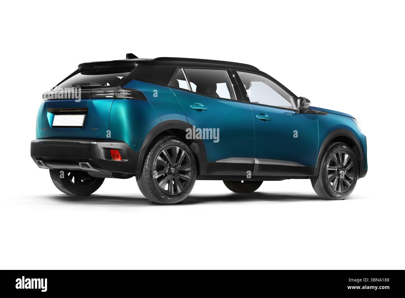 Izmir, Türkei - 14. Mai 2025: Blau grün 2024 Peugeot 2008 GT rechts hinten Dreiviertelansicht isoliert auf weißem Hintergrund Stockfoto