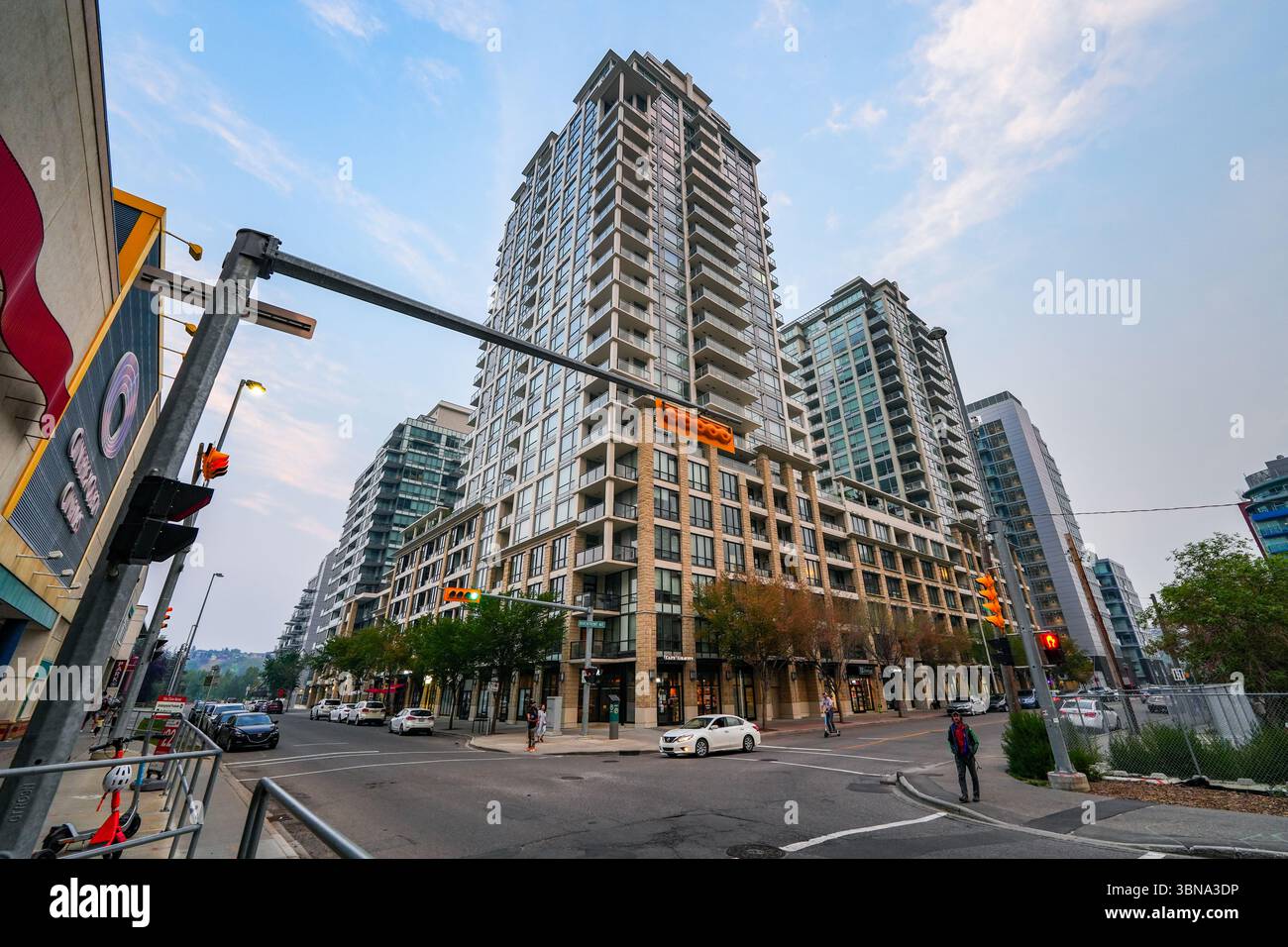 Wohngebäude am Wasser in Downtown Calgary, Alberta, Kanada Stockfoto