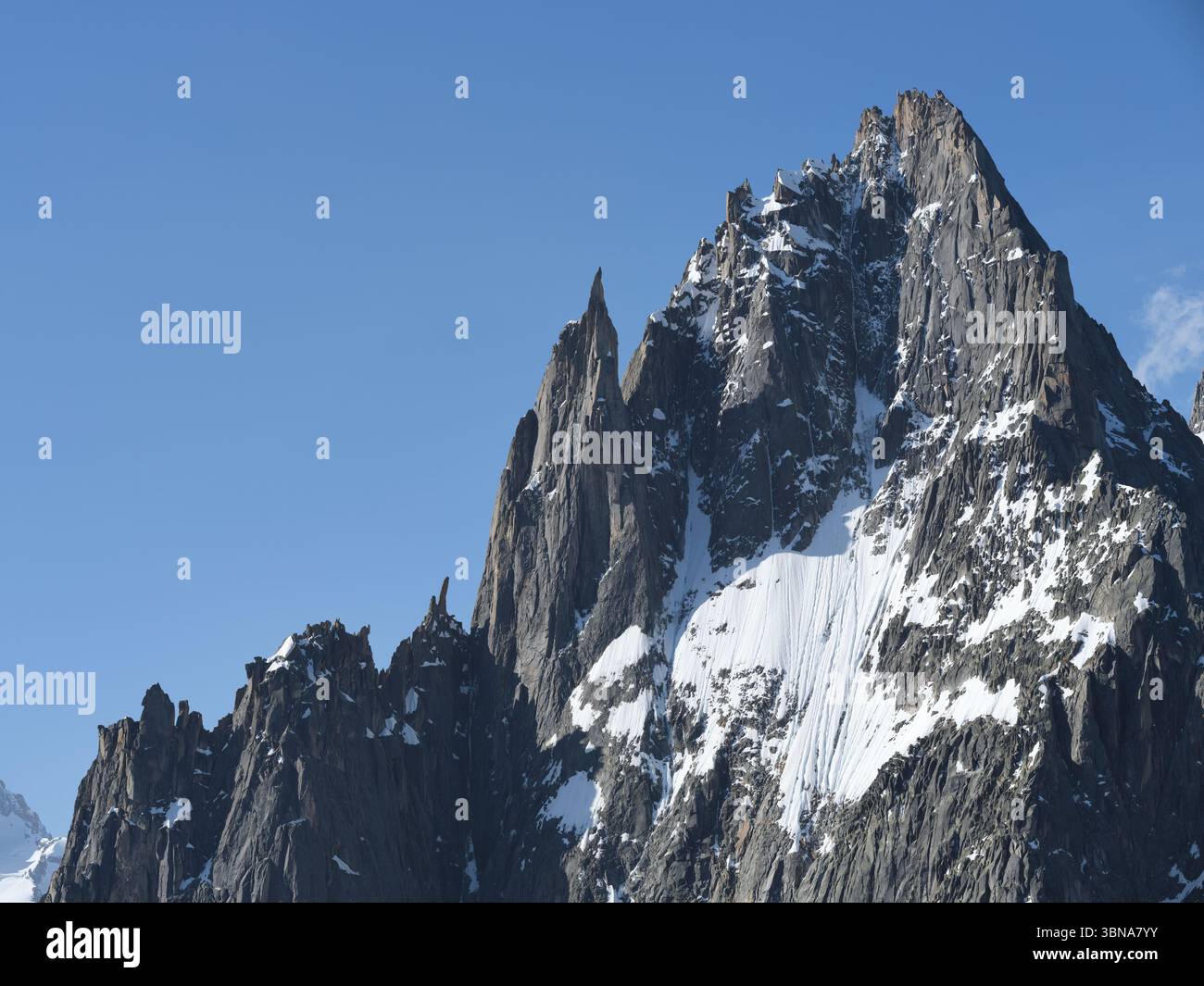 LUFTAUFNAHME. Nordwand der Aiguille du Grépon (Höhe: 3482 m). Diese aiguille gehört zu den Aiguilles de Chamonix. Haute-Savoie, Frankreich. Stockfoto