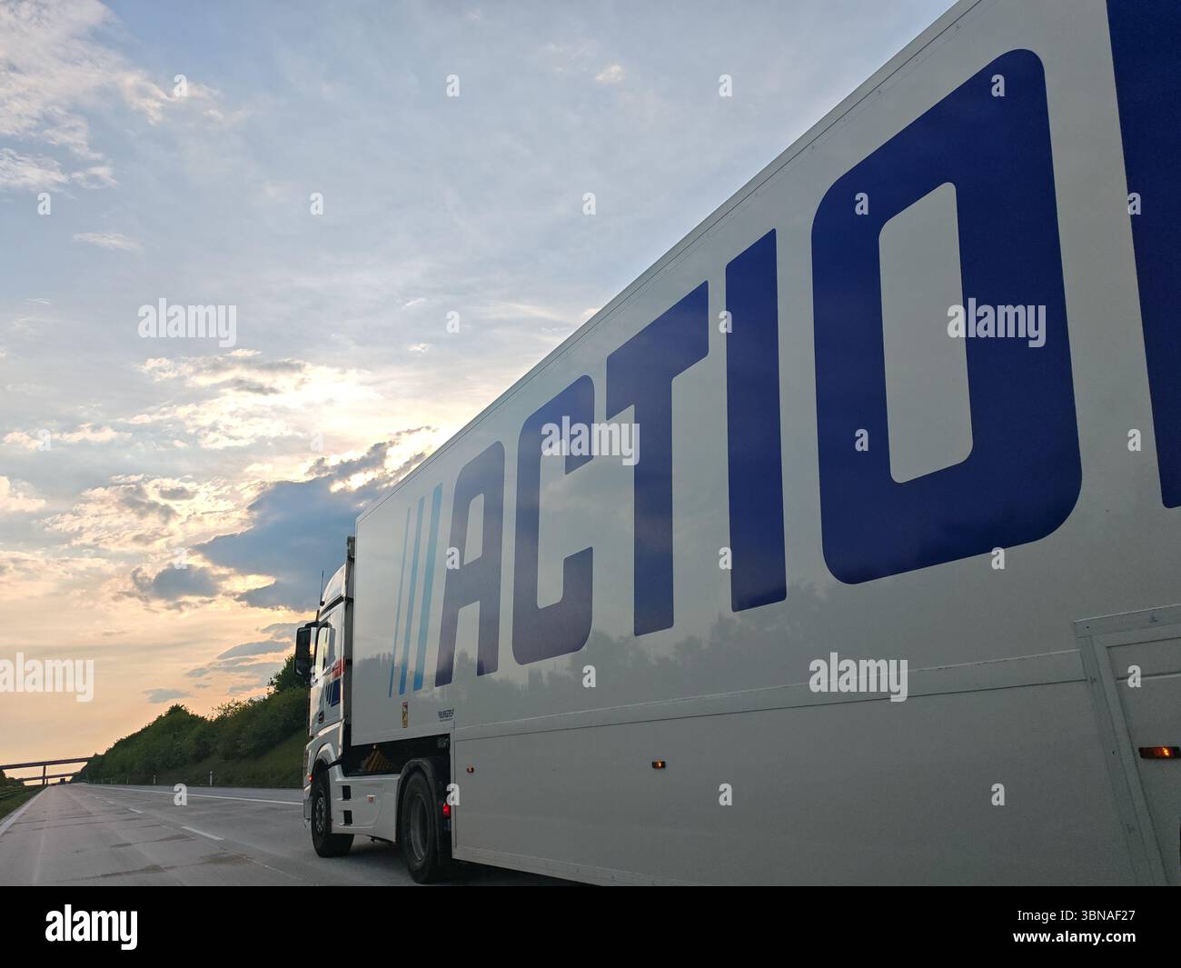 Prag, Tschechische Republik - 8. April 2025: Action Shop ist ein Discounter-Geschäft, das eine Vielzahl von erschwinglichen Haushaltswaren, Dekorationen, Elektronik, Stockfoto