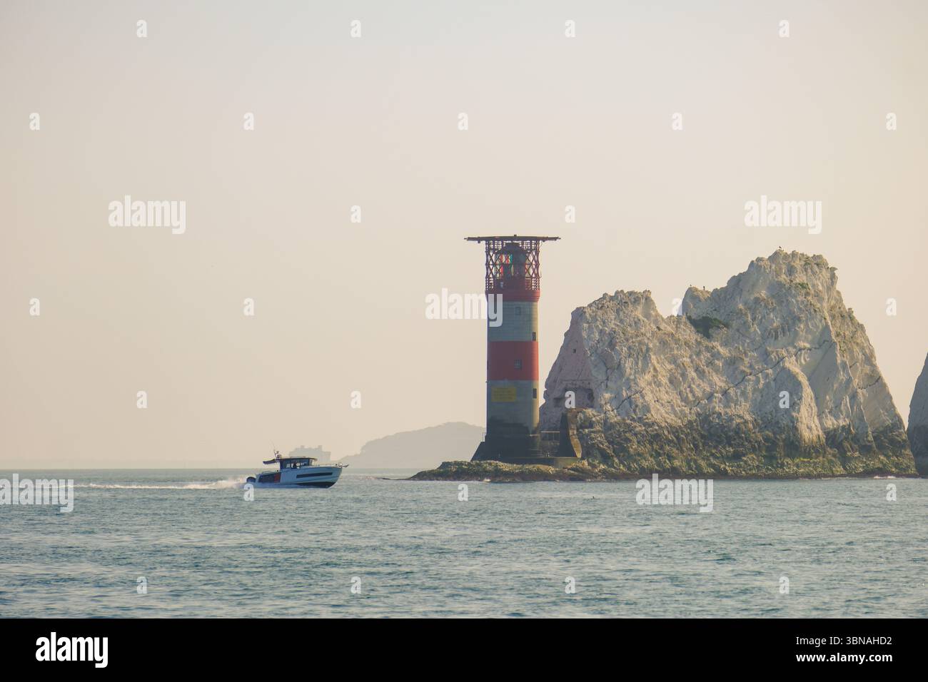 30. Juni 2025 – Isle of Wight, Großbritannien – die berühmten Needle Rock Formationen auf der westlichen Seite der Isle of Wight. Von einer Segelyacht aus gesehen, die den N umrundet Stockfoto