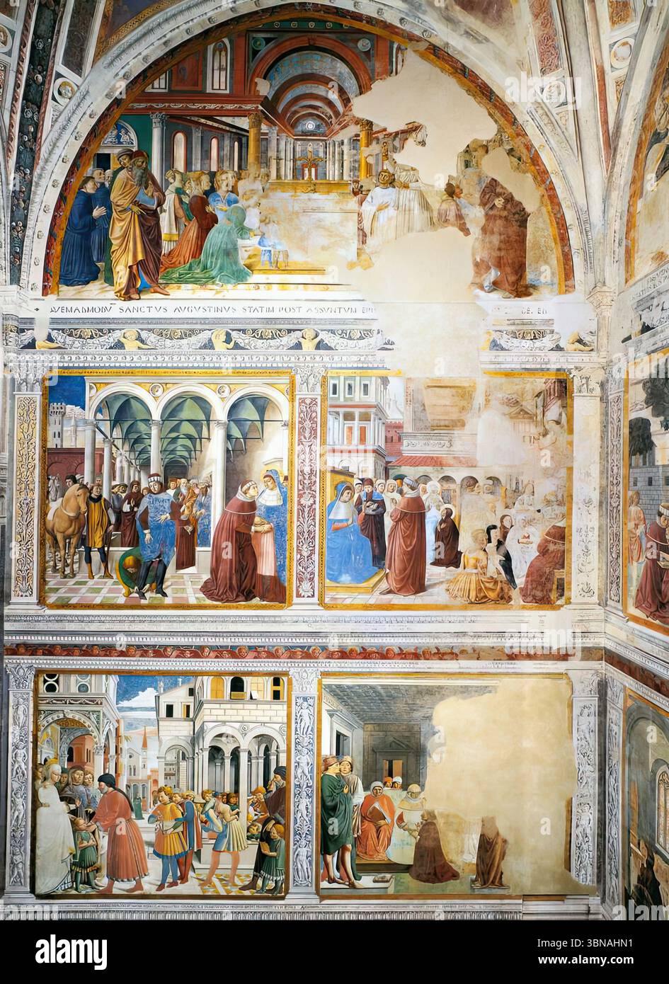 Die Geschichten aus dem Leben des Heiligen Augustinus sind ein Freskenzyklus, den Fra Domenico Strambi 1464 an den Maler Benozzo Gozzoli in Auftrag gab, der sie mit seinen Mitarbeitern im Chor der Kirche Sant’Agostino in San Gimignano malte. - Freskenzyklus in der apsidalen Kapelle von Sant'Agostino, San Gimignano Sant'Agostino - Blick auf die linke Wand der Kapelle Stockfoto
