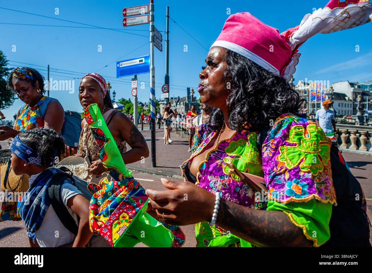 Amsterdam, Niederlande. Juli 2025. Suriname-Frauen werden bei der Parade gesehen. Der 1. Juli 1863 bedeutete das Ende der Sklaverei für die Surinamen. Diese Parade ist Teil des Festivals „Keti Koti“ („gebrochene Ketten“ auf Suriname), das mit einer farbenfrohen Parade in traditioneller Kleidung namens Bigi Spikri eröffnet wird. Quelle: SOPA Images Limited/Alamy Live News Stockfoto
