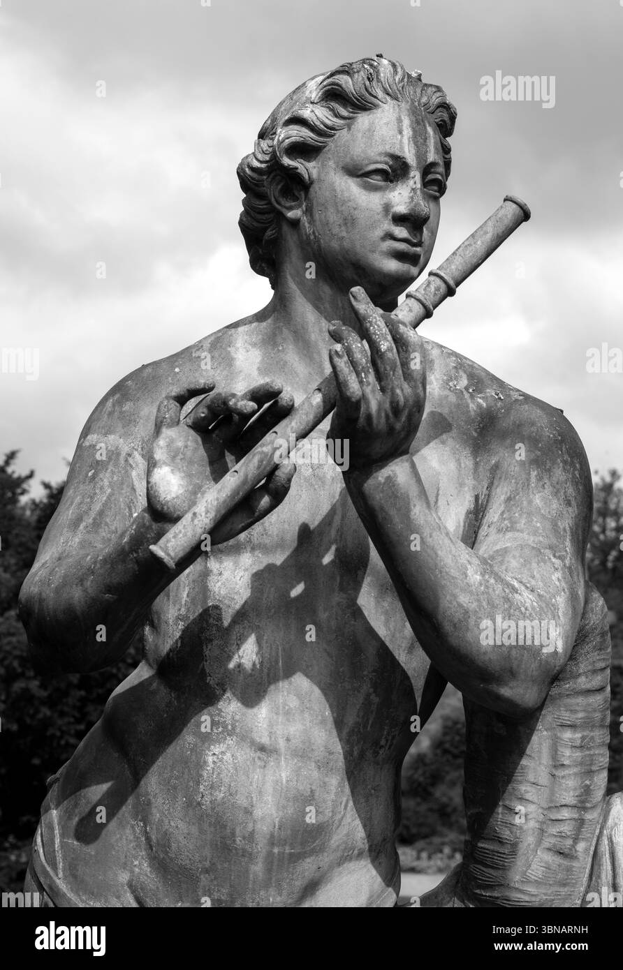 Hardwick Hall, Chesterfield, Derbyshire, England, Großbritannien - ein elisabethanisches Landhaus - Statue des Flötenspielers in den Gärten Stockfoto