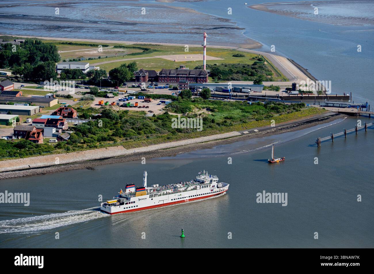 Borkum, Deutschland. Juli 2025. Die Fähre „Ostfriesland“ der Reederei AG Ems erreicht den Hafen der Insel Borkum (Foto von einem kleinen Flugzeug). Quelle: Hauke-Christian Dittrich/dpa/Alamy Live News Stockfoto