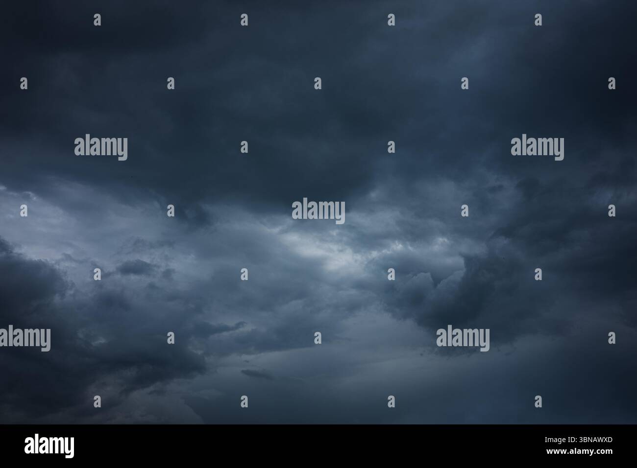 Wunderschöner Himmel. Farbverlauf von Dunkelblau zu weiß Stockfoto