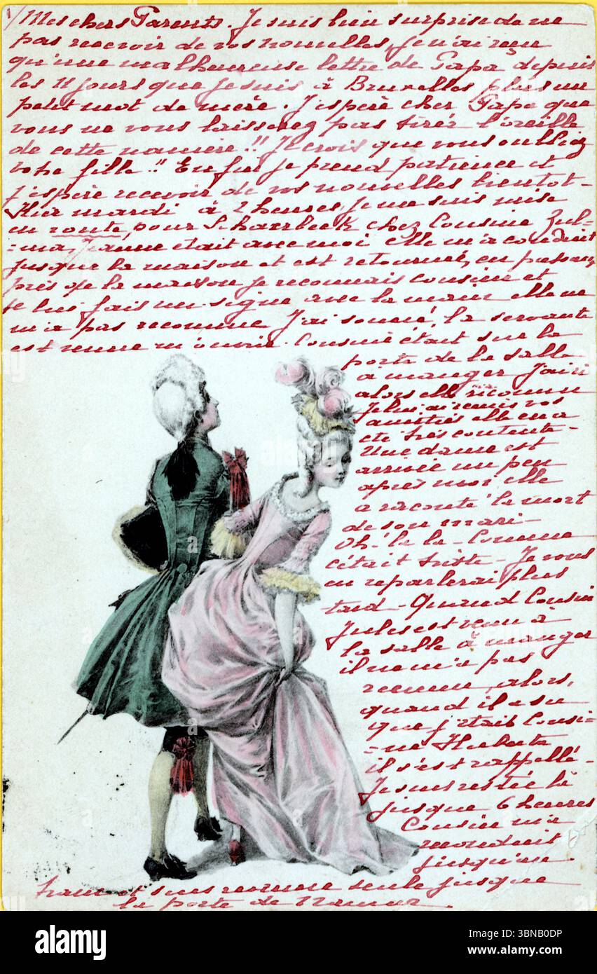 Eine bezaubernde viktorianische Karte zeigt eine handkolorierte Illustration eines Paares in einem historischen Kleid: Der Mann in einem grünen Mantel, die Frau in einem rosafarbenen Kleid mit Blumen verzierten Haaren. Rote Tinte in französischer Sprache füllt die Vorderseite aus und verbindet persönliche Korrespondenz mit Mode aus der Romantik und visuellem Erzählen. Von einer Originalpostkarte aus dem Jahr 1901, die in Belgien von Huberta Timmermans veröffentlicht wurde. Stockfoto