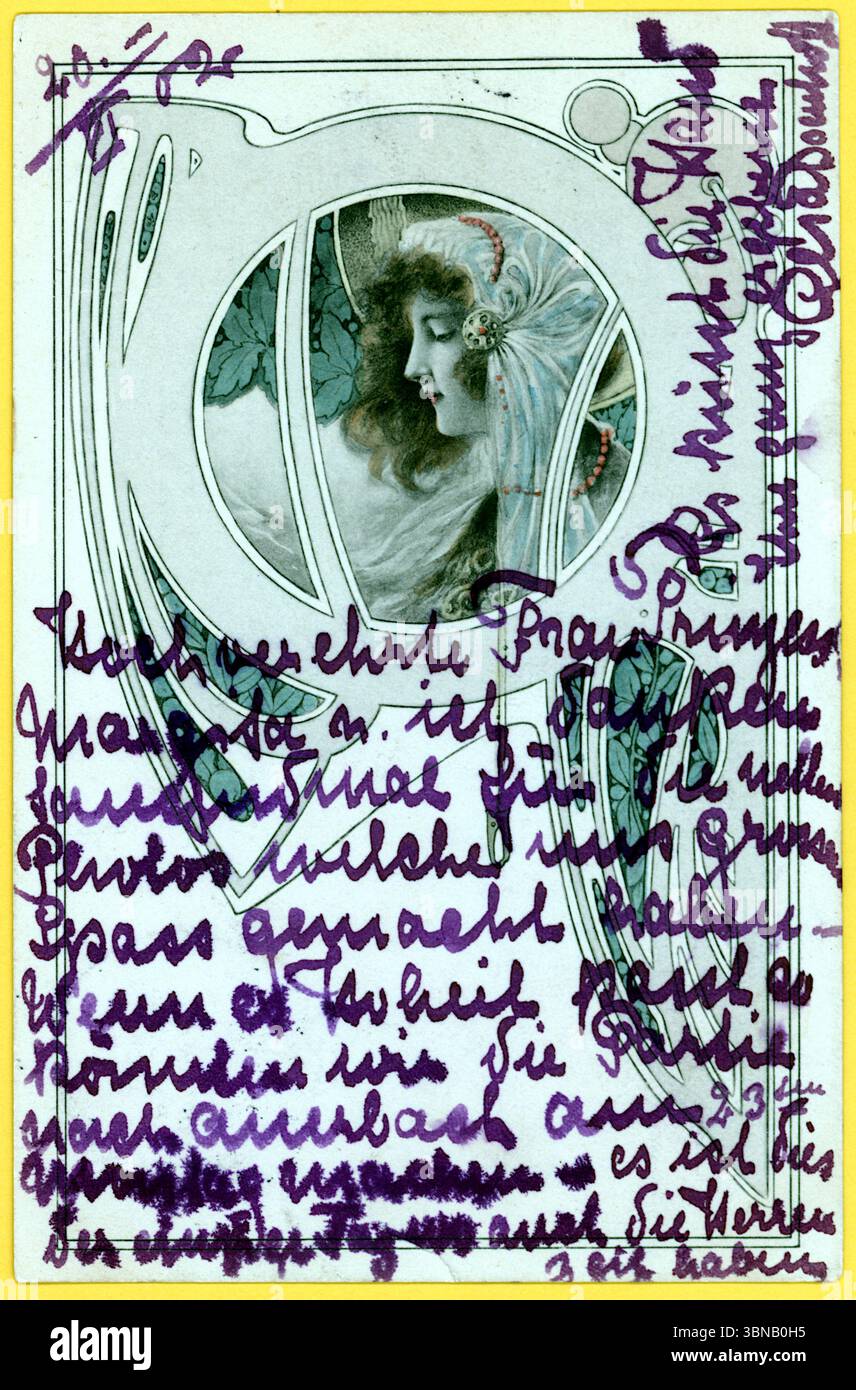 Eine reich illustrierte Postkarte zeigt eine Frau mit lockigem Haar und einem geblümten Hut, eingerahmt von kunstvollen Jugendstilkurven und kreisrunden Motiven. Auf dem gesamten Bild wiederholt eine dichte lila Handschrift in deutscher Sprache den an Liebe Fräulein Schmitz gerichteten Satz „Ich war da, es ist sehr schön“. Die visuellen und textlichen Schichten erzeugen einen skurrilen, fast obsessiven Charme, der dekorative Eleganz mit verspielter Wiederholung verbindet. Wahrscheinlich aus den frühen 1900er Jahren ist es ein eindrucksvolles Beispiel für persönliche Ausdrucksformen, die die gedruckte Form überholt. Stockfoto