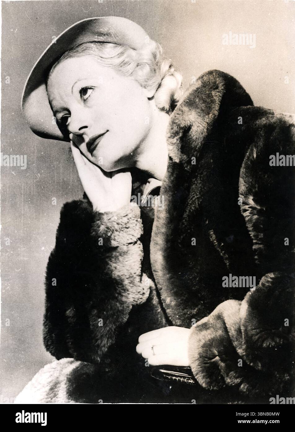 Ehefrau Lässt Sich Von Stan Laurel Scheiden. 31. Dezember 1936. Aus einem Pressefoto der Keystone View Company: Die blonde Virginia Ruth Laurel wird in Los Angeles Superior Court, Kalifornien gezeigt, als sie eine Scheidung und einen Grundstücksbeistand durch den Filmkomiker Stan Laurel gewann, in einer plötzlichen Beendigung einer anfangs sehr umstrittenen Instandhaltungsklage. Sie erzählte dem Richter, dass Laurel sie wegen Trost geheiratet hat. Durch eine genehmigte Einigung erhält sie 5% der zukünftigen Einnahmen der Komiker, bis sie wieder heiratet, zusammen mit ihrem Haus und zwei Autos. Stockfoto