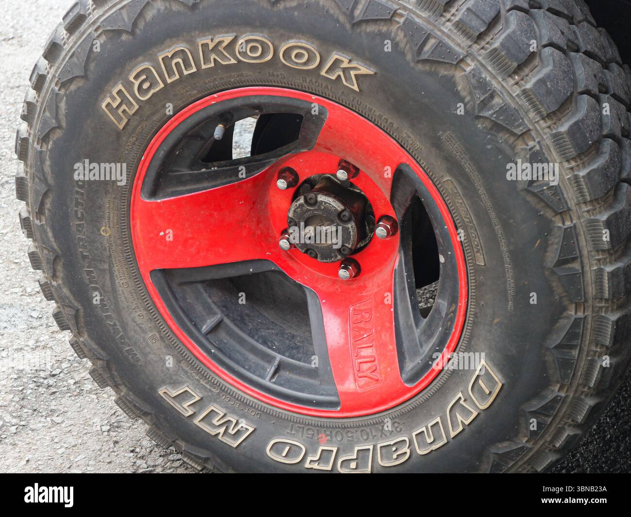 Foto: Der robuste Hankook Dynapro MT-Reifen für Geländefahrten mit roten und schwarzen Leichtmetallfelgen. Dieser Reifen hat ein tiefes Profil für maximale Traktion, ideal für Geländefahrten Stockfoto