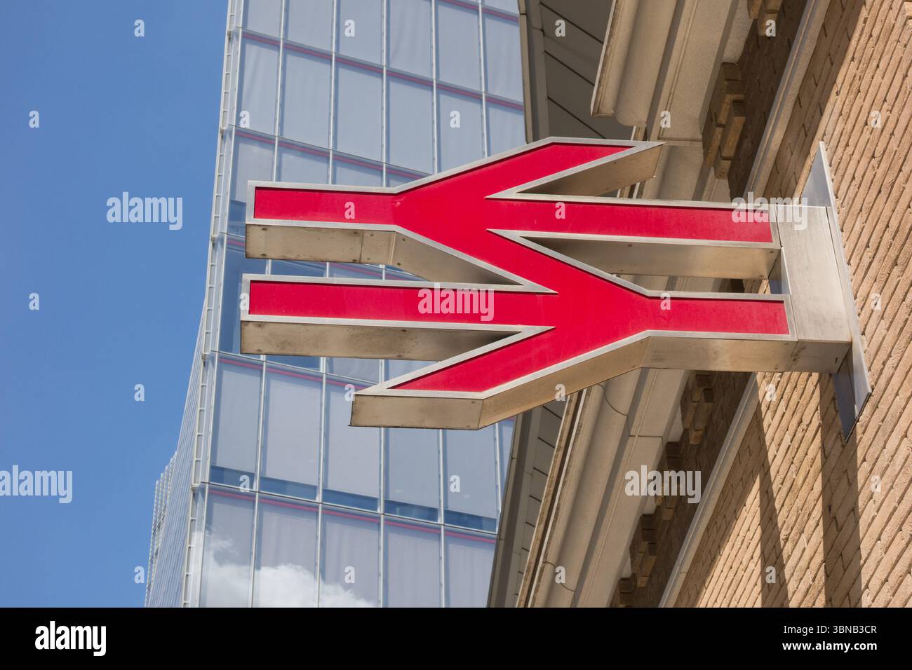 Nahaufnahme des Doppelpfeil-Logos von National Rail vor der London Bridge Station, London, England, Großbritannien Stockfoto