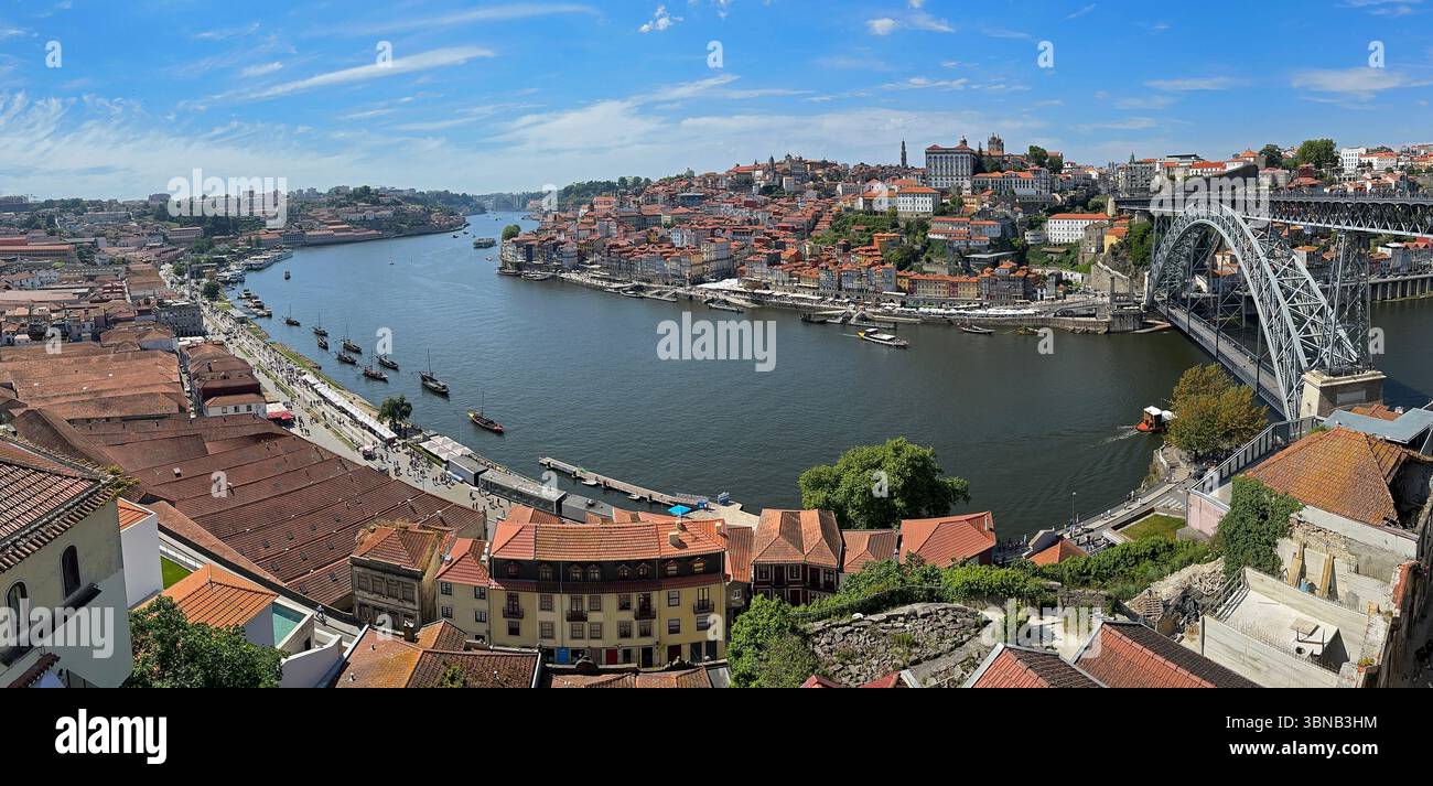Vila Nova de Gaia (links), der Fluss Douro, das historische Viertel Ribeira von Porto (Mitte) und die Brücke Luís i von Portugal sind in einer weiten Ansicht zu sehen. - Smartphone-aufgenommenes Stockfoto