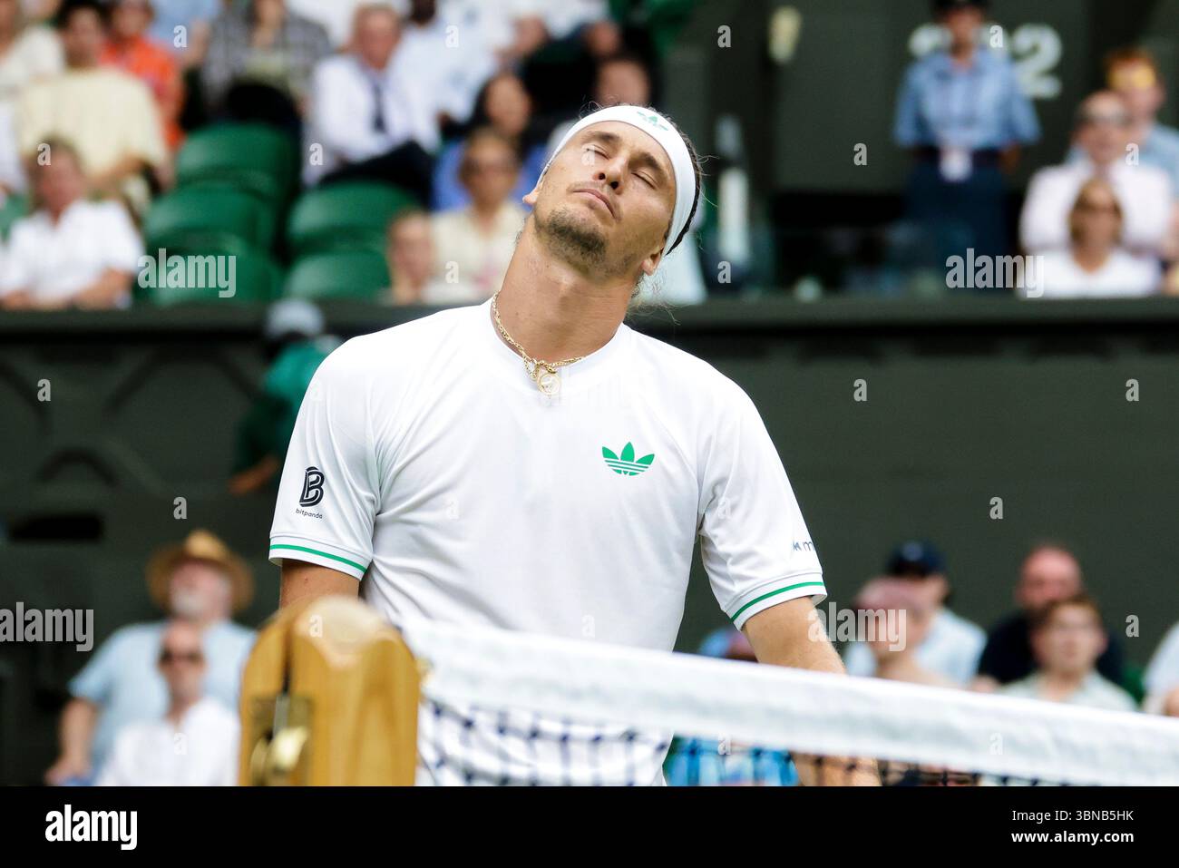 London, Großbritannien. Juli 2025. Tennis: Grand Slam, ATP Tour, Wimbledon, Männer Singles, 1. Runde. Rinderknech (Frankreich) - Zverev (Deutschland). Alexander Zverev reagiert. Frank Molter/dpa/Alamy Live News Stockfoto