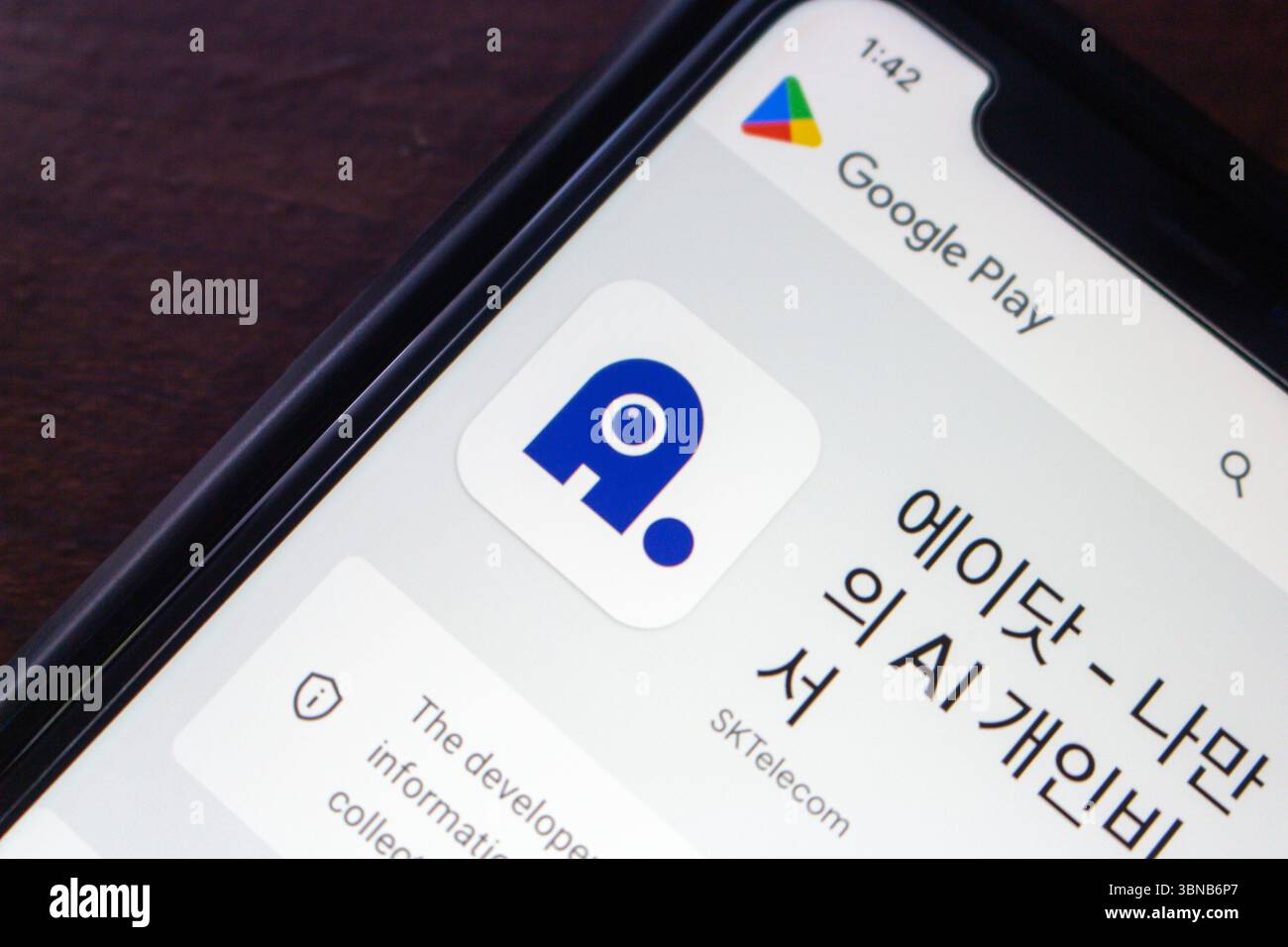 Nahaufnahme des Smartphones mit der koreanischen KI-App A.Dot von SK Telecom im Google Play Store. Übersetzung : A. – mein persönlicher KI-Assistent. Stockfoto