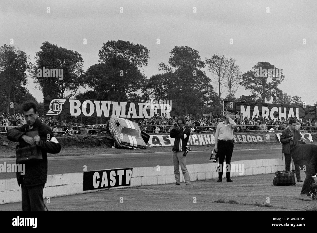 Mike Moore beim XXII RAC British Grand Prix Meeting 1969 in Silverstone. British Saloon Car Championship Silverstone Wipac Trophy GP Support Race Stockfoto