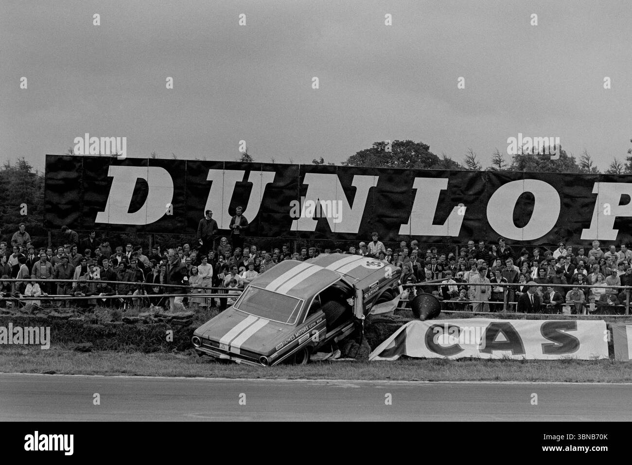 Mike Moore beim XXII RAC British Grand Prix Meeting 1969 in Silverstone. British Saloon Car Championship Silverstone Wipac Trophy GP Support Race Stockfoto