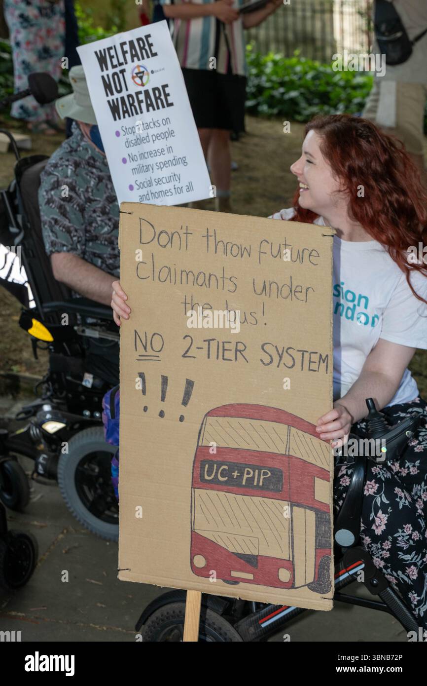 London, Großbritannien. Juli 2025. Kleine Kürzungen gegen Sozialleistungen protestieren gegen Westminster London Credit: Ian Davidson/Alamy Live News Stockfoto