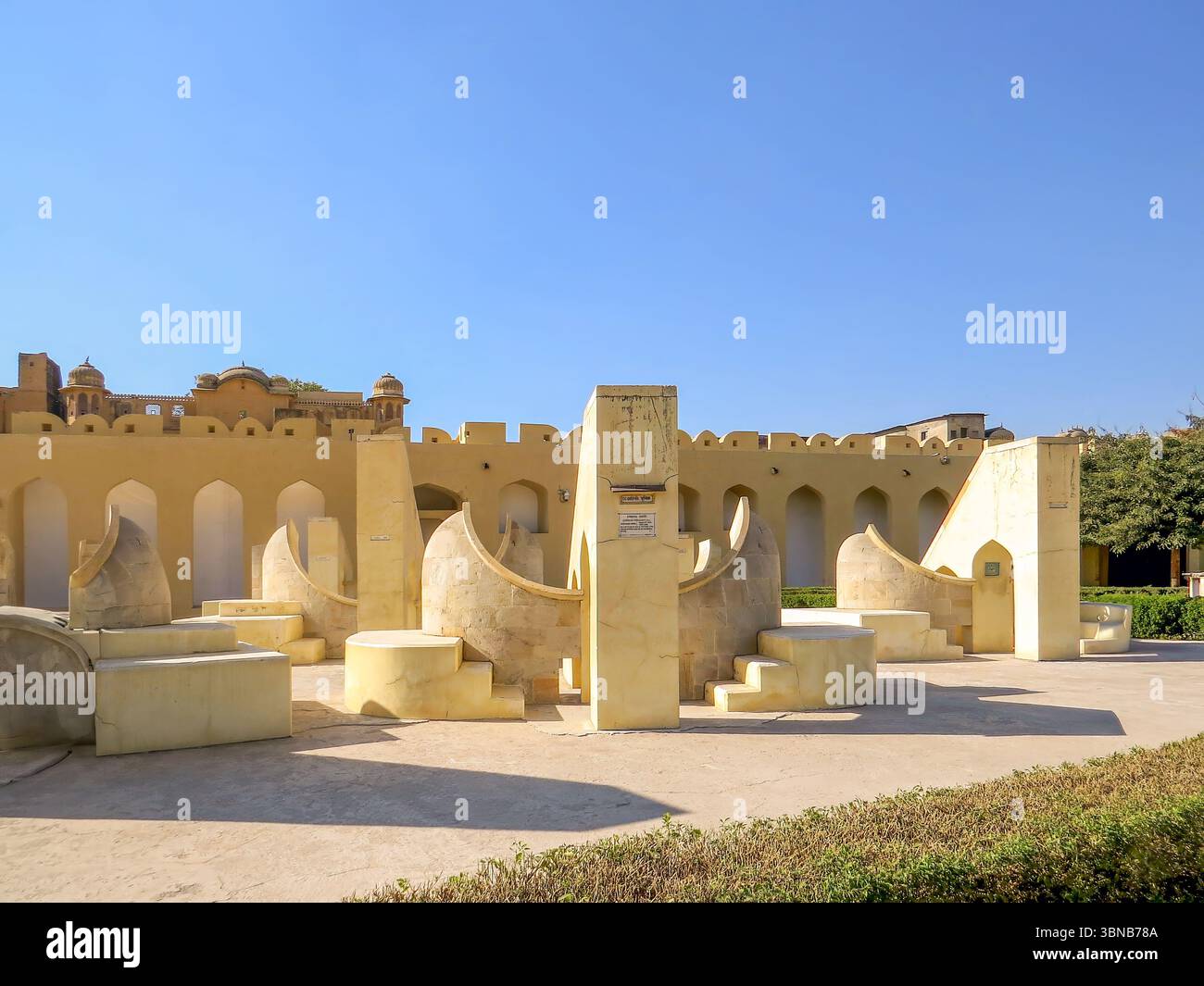 Jaipur, Rajasthan, Indien. Jantar-Mantar ist eine UNESCO-Welterbestätte, eine astronomische Stätte, die im 18. Jahrhundert erbaut wurde, um Zeit und Planetenbewegungen zu studieren Stockfoto