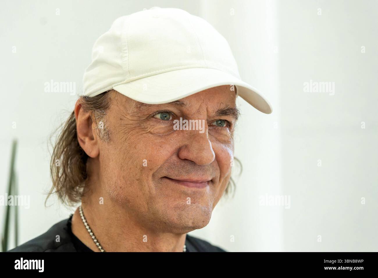Eigene Briefmarken für die deutsche Rock-Formation Scorpions. Im Bild Skorpione-Leadgitarrist Matthias Jabs. Die Deutsche Post AG ehrt mit den Scorpions eine der erfolgreichsten deutschen Rockbands mit einer eigenen Briefmarken-Sonderedition. Anlass ist ihr 60. Bühnenjubiläum. Die Ehrung fand im Posttower zu Bonn statt. Bonn Nordrhein-Westfalen Deutschland *** Sondermarken für die deutsche Rockband Scorpions abgebildet Stockfoto