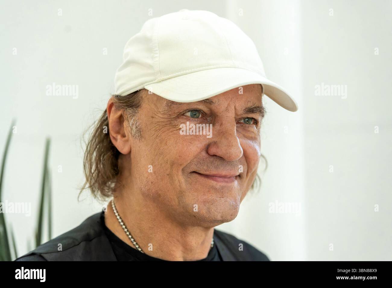 Eigene Briefmarken für die deutsche Rock-Formation Scorpions. Im Bild Skorpione-Leadgitarrist Matthias Jabs. Die Deutsche Post AG ehrt mit den Scorpions eine der erfolgreichsten deutschen Rockbands mit einer eigenen Briefmarken-Sonderedition. Anlass ist ihr 60. Bühnenjubiläum. Die Ehrung fand im Posttower zu Bonn statt. Bonn Nordrhein-Westfalen Deutschland *** Sondermarken für die deutsche Rockband Scorpions abgebildet Stockfoto
