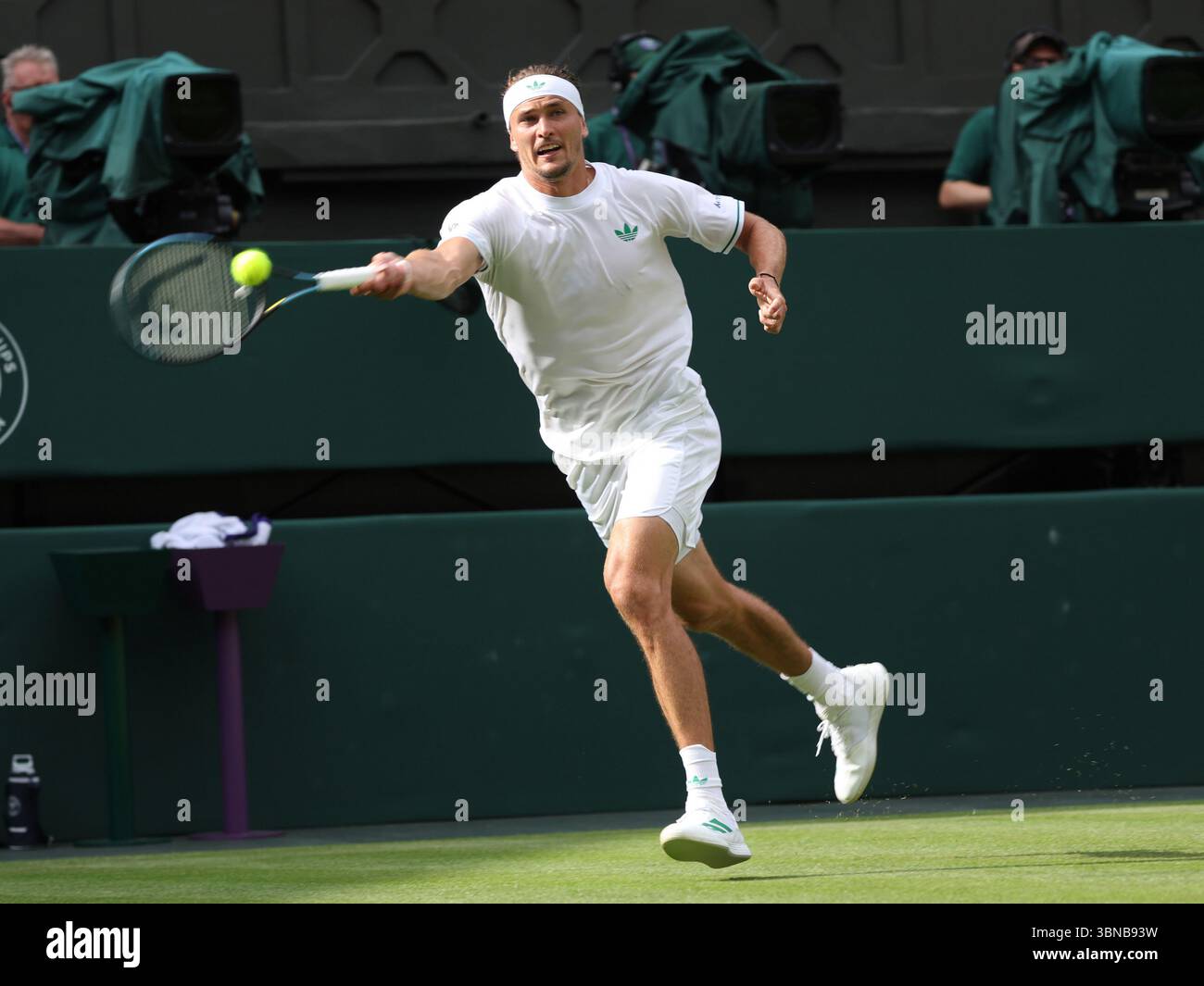 London, Großbritannien. Juli 2025. Der Deutsche Alexander Zverev spielt in seinem Spiel gegen Arthur Rinderknech am zweiten Tag der Wimbledon-Meisterschaft 2025 in London am Dienstag, den 1. Juli 2025, eine Vorhand. Foto: Hugo Philpott/UPI Credit: UPI/Alamy Live News Stockfoto