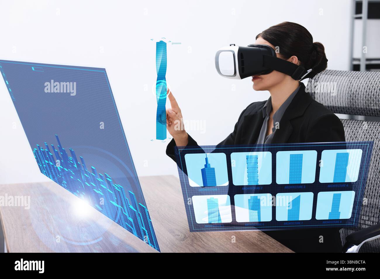 Modellierung von Gebäudeinformationen. Frau mit Virtual-Reality-Headset im Büro. Holographischer Bildschirm mit Stadtbild Stockfoto