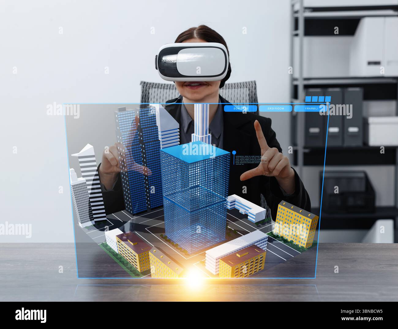 Modellierung von Gebäudeinformationen. Frau mit Virtual-Reality-Headset im Büro. Holographischer Bildschirm mit Stadtbild Stockfoto