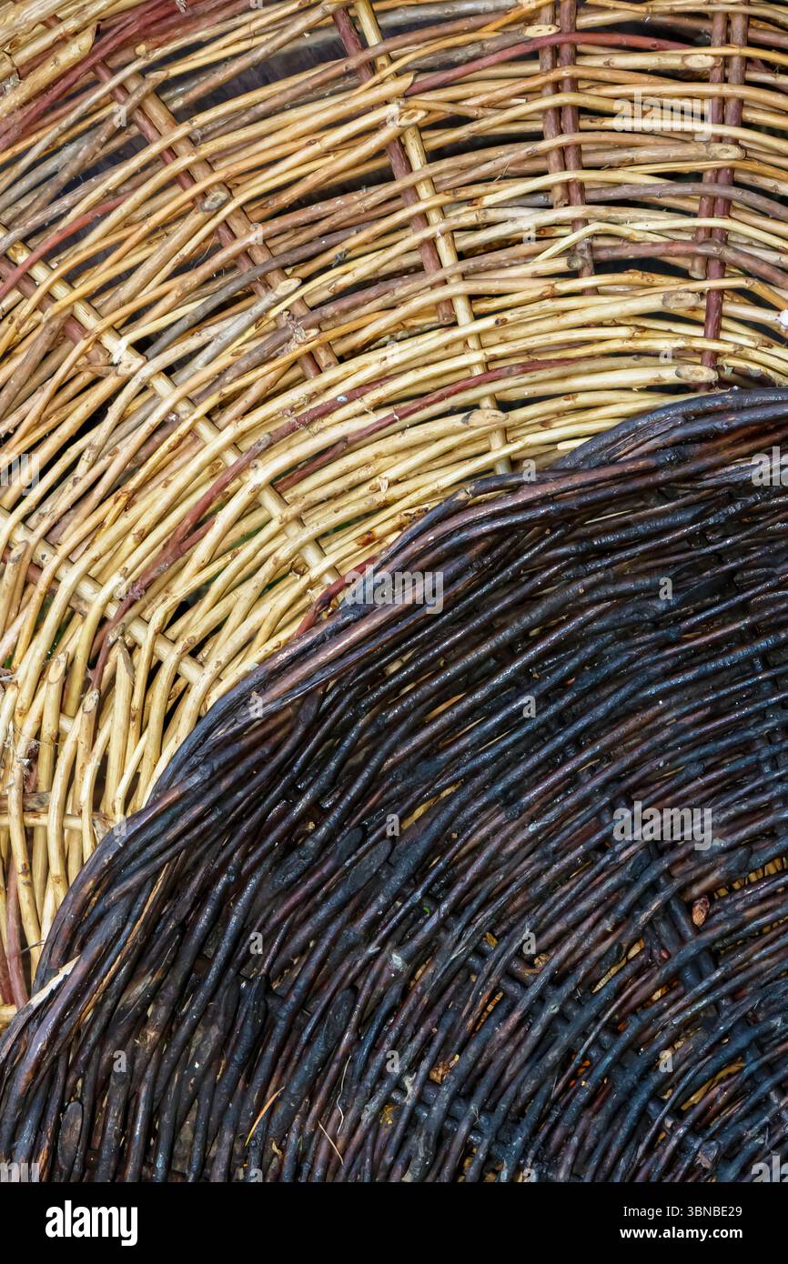 Nahaufnahme von wunderschön gewebten Körben mit einer Mischung aus natürlichen Materialien. Die komplizierten Muster zeigen handwerkliches Können, mit Farben, die durchlaufen wurden Stockfoto