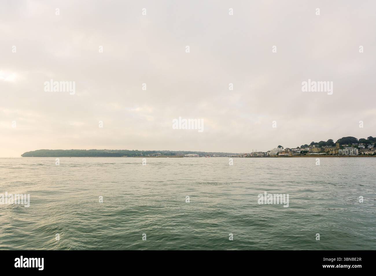 30. Juni 2025 - Cowes, Großbritannien - der Seeeingang zu Cowes auf der Isle of Wight, durch den Eingang zum Medina River. Stockfoto