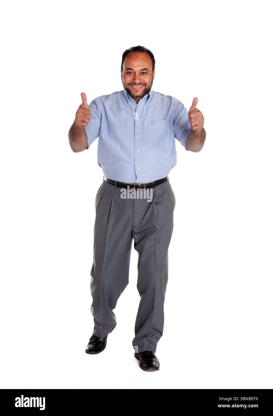Ein einziger arabischer ägyptischer Mann mit einem glücklichen Gesicht, hochgezogene Daumen, isoliert auf weiß Stockfoto