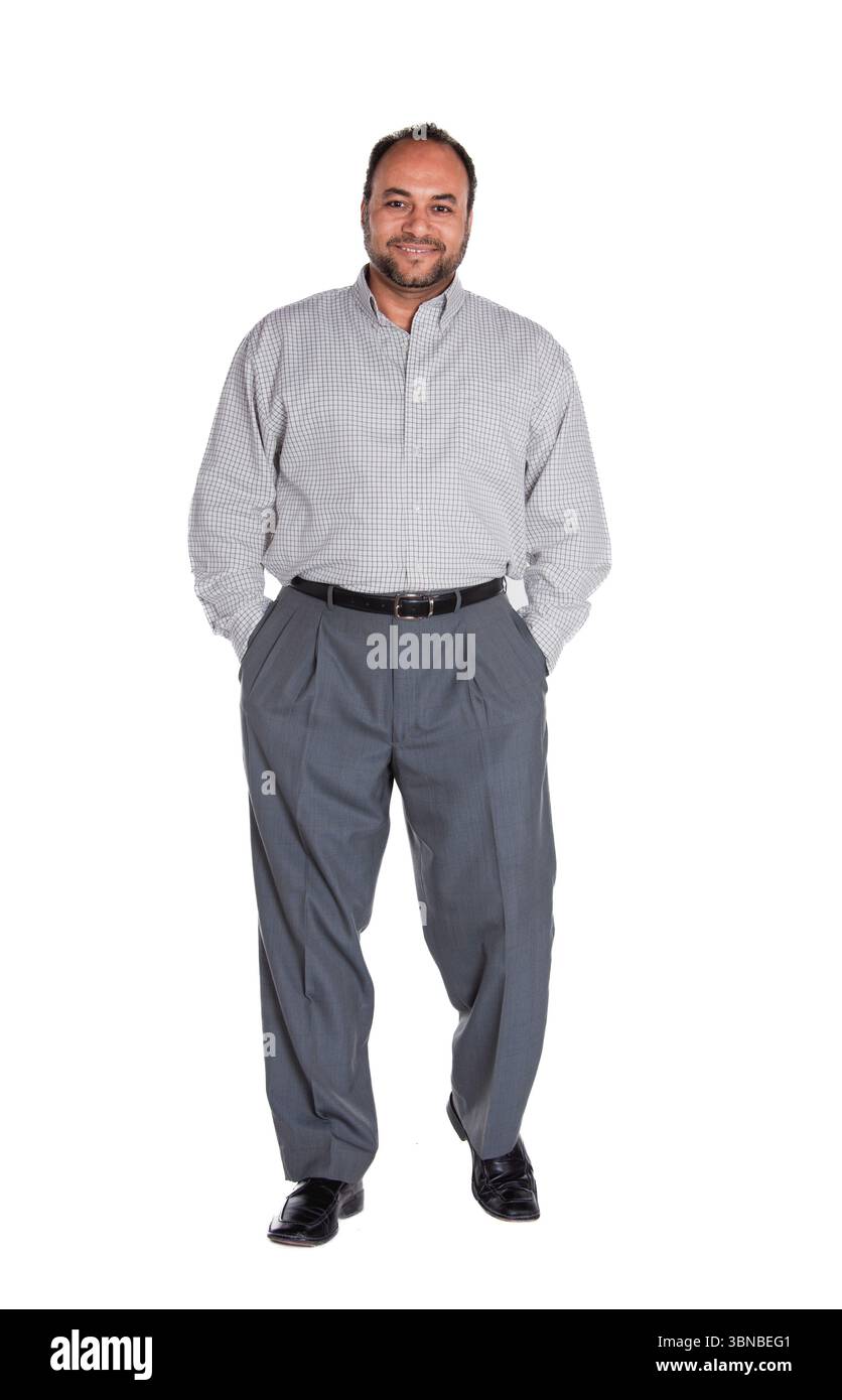 Ein einziger arabischer ägyptischer Mann mit einem glücklichen Gesicht, Hände in der Tasche, die laufen, isoliert auf weiß Stockfoto