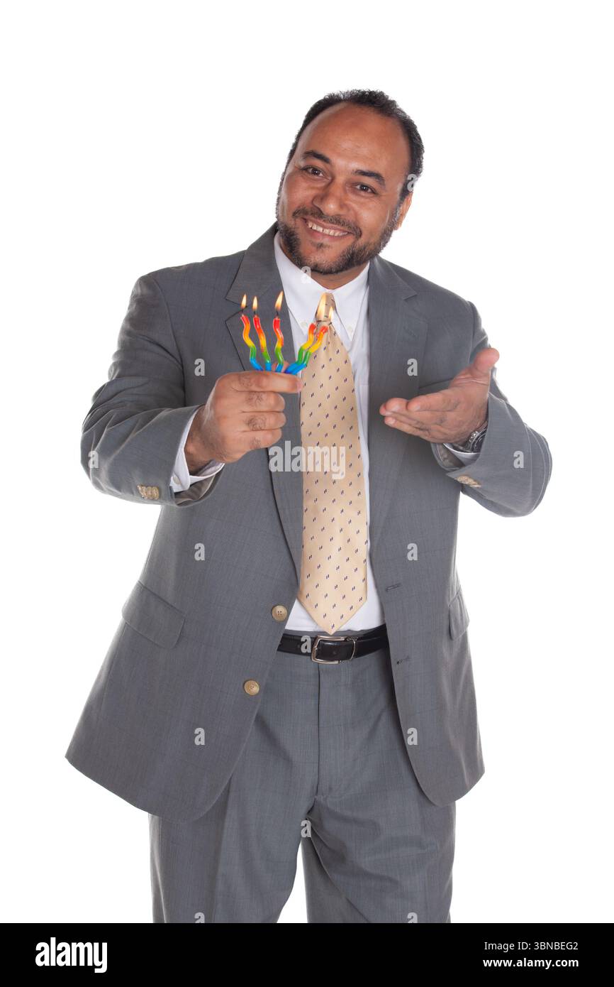 Ein einziger arabischer ägyptischer Mann mit einem glücklichen Gesicht, der brennende Geburtstagskerzen hält, isoliert auf weiß Stockfoto