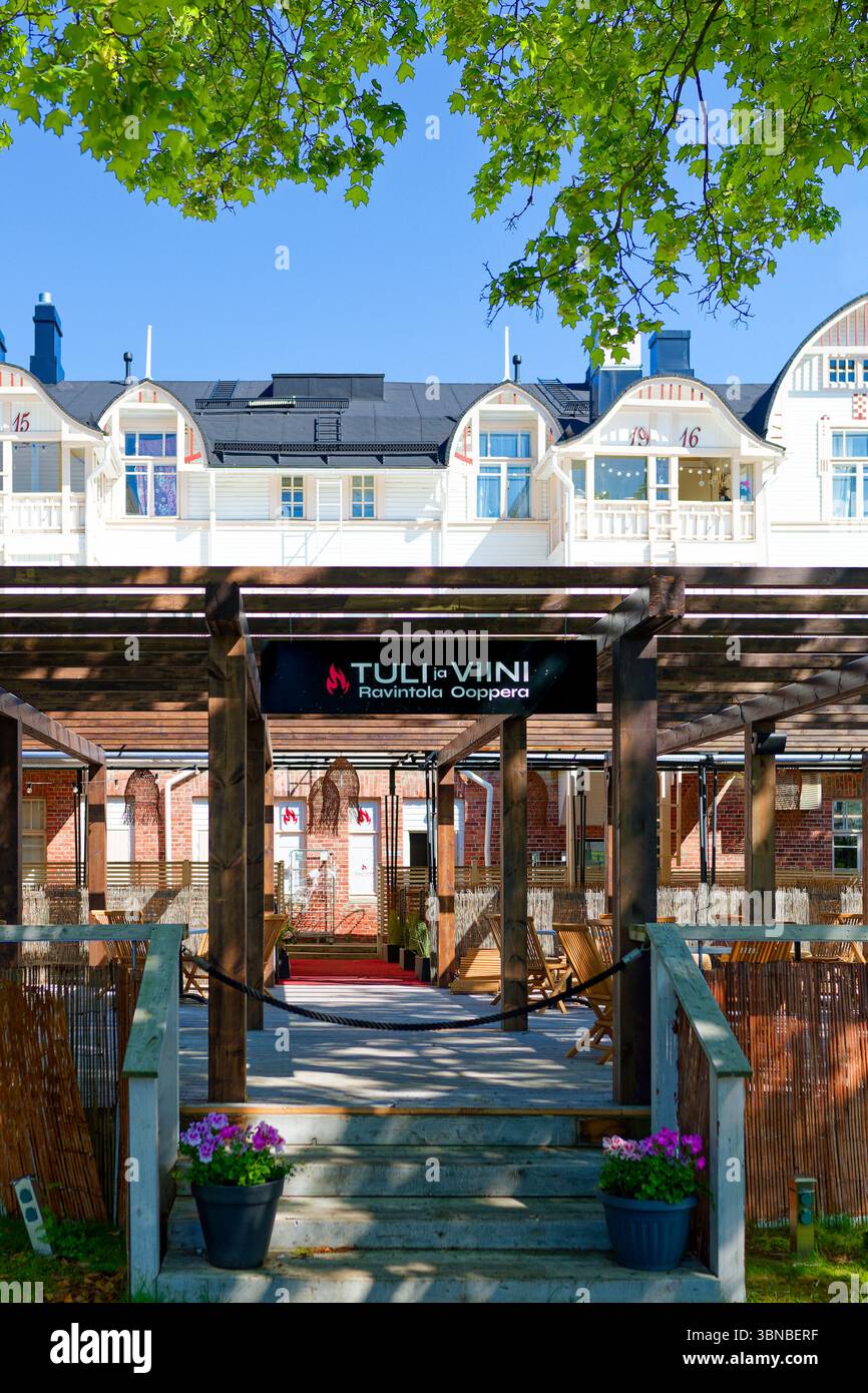 Terrasse des Restaurants Tuli ja Viini in der historischen Altstadt von Savonlinna Stockfoto