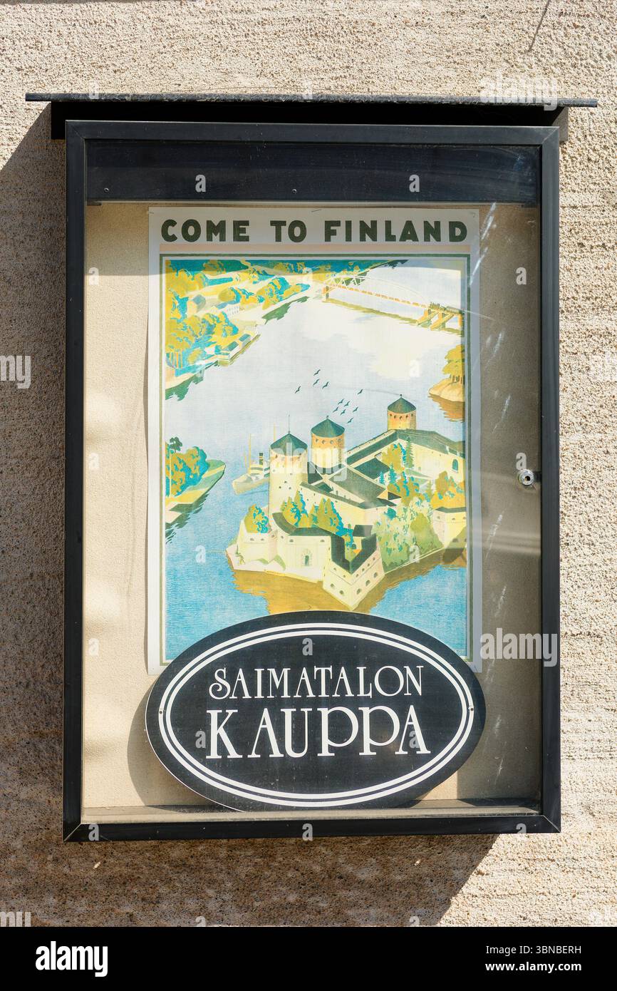 Vintage-Saimaa Tourismus-Poster in der Altstadt von Savonlinna, Finnland Stockfoto