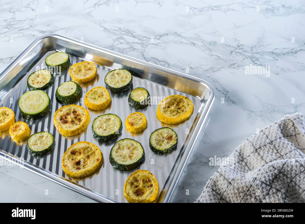 Zucchini und Kürbisgemüse auf silbernem Backblech Stockfoto