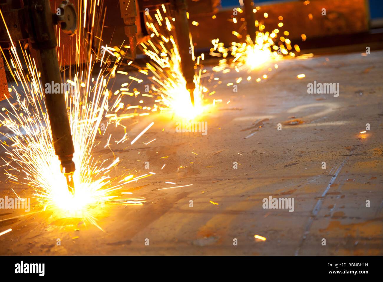 Flammenschneider und Stahlblech Stockfoto
