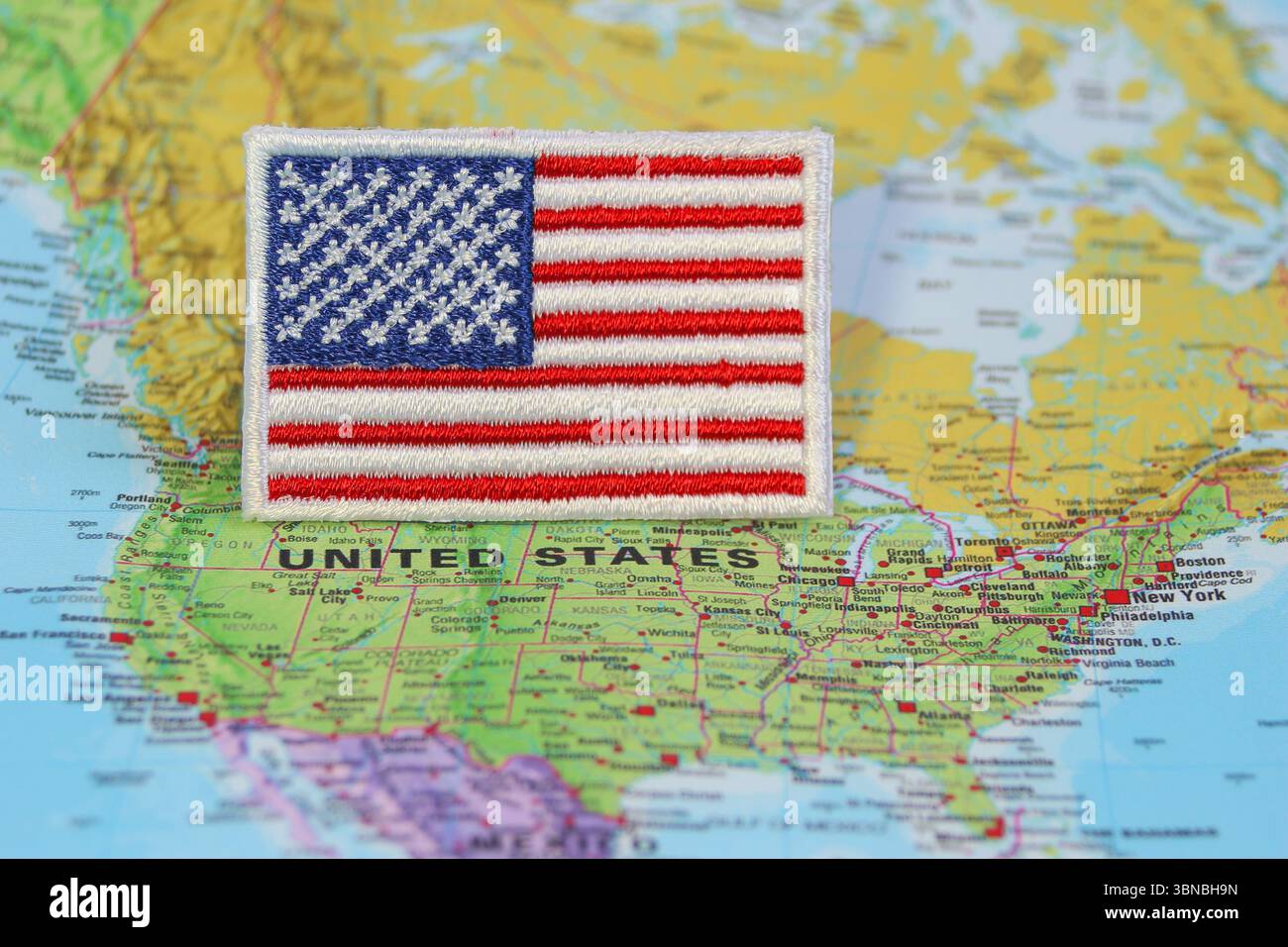 Die umweltfreundliche Flagge der USA auf der Weltkarte in Washington DC symbolisiert den Stolz, den Tourismus und die Nachhaltigkeit der USA Stockfoto