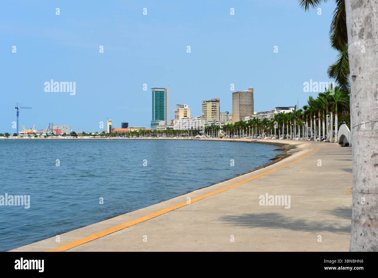 Leerer Luanda marginal am Tag. Luanda, Angola Stockfoto
