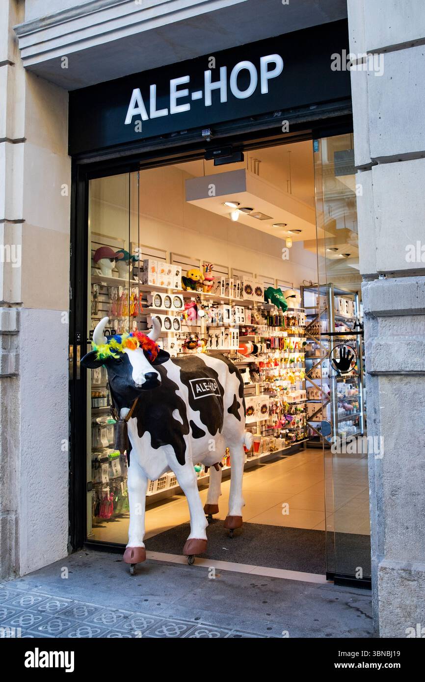 Der Charme Europas, Ale-Hop Shop mit LGBT-Symbolen auf der Kuh. Souvenirladen Barcelona Spanien 29.06.2025 Stockfoto